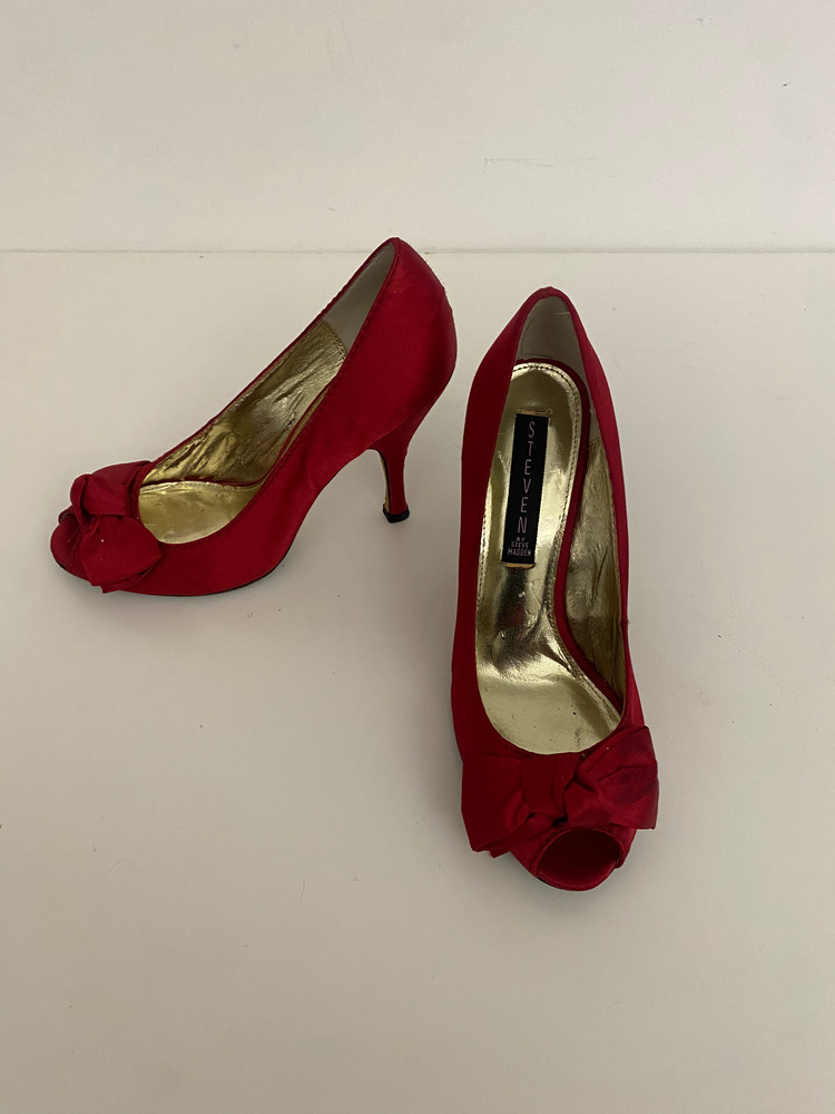Download the full-sized PDF of Photo of Red Heels with Bow
