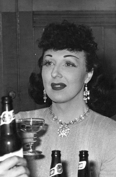 Download the full-sized image of Jackie Starr with drinks at the Garden of Allah