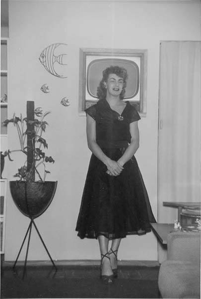 Download the full-sized image of Unknown femme wearing brooch