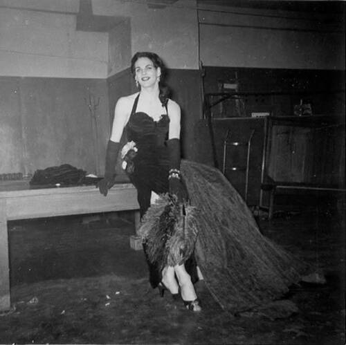 Download the full-sized image of Unknown femme in evening gown, and feathers in hand