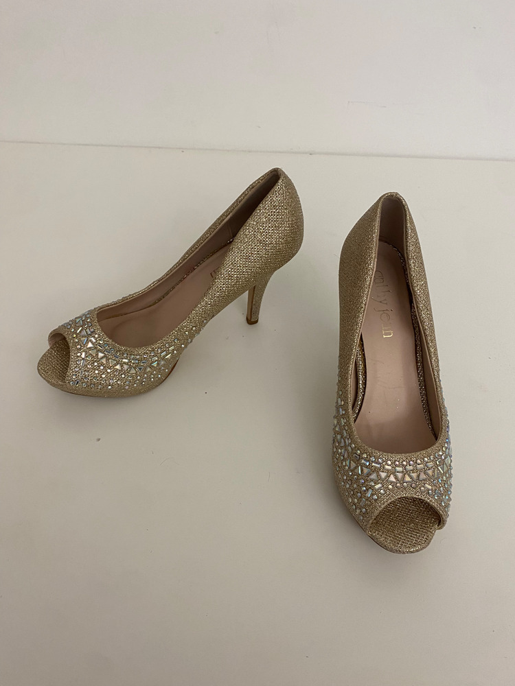 Download the full-sized PDF of Photo of Gold Sparkly Heels