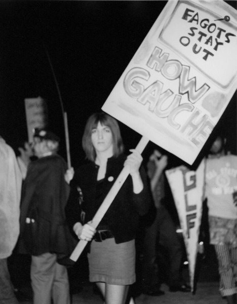 Download the full-sized image of GLF picketers at Barney's Beanery