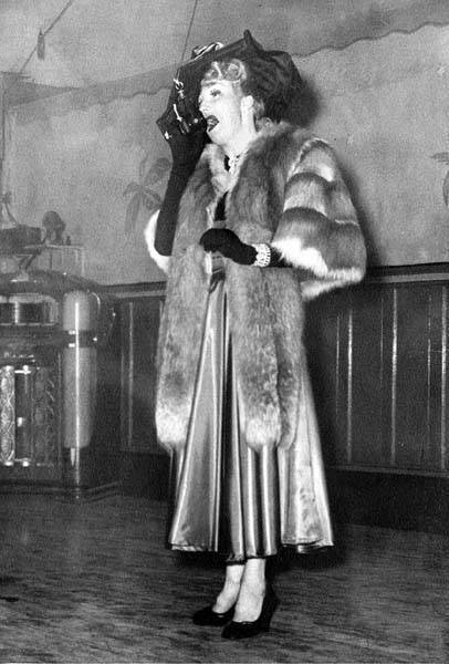 Download the full-sized image of Jackie Starr singing at the Garden of Allah