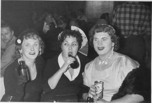 Download the full-sized image of Countess Estelle posing with two unknown femmes at a party