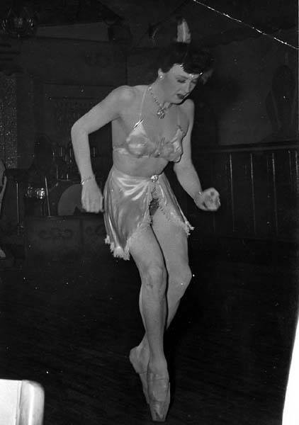 Download the full-sized image of Jackie Starr dancing en pointe at the Garden of Allah