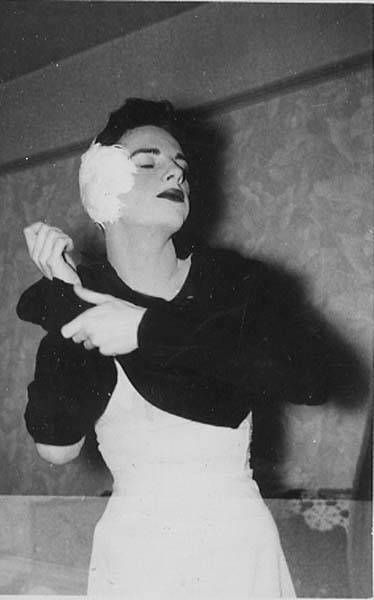 Download the full-sized image of Femme posing with white feathered hairpiece