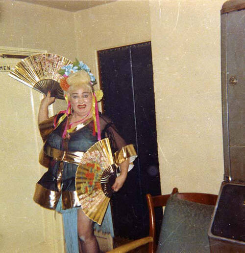 Download the full-sized image of Hotcha Hinton with hand fans