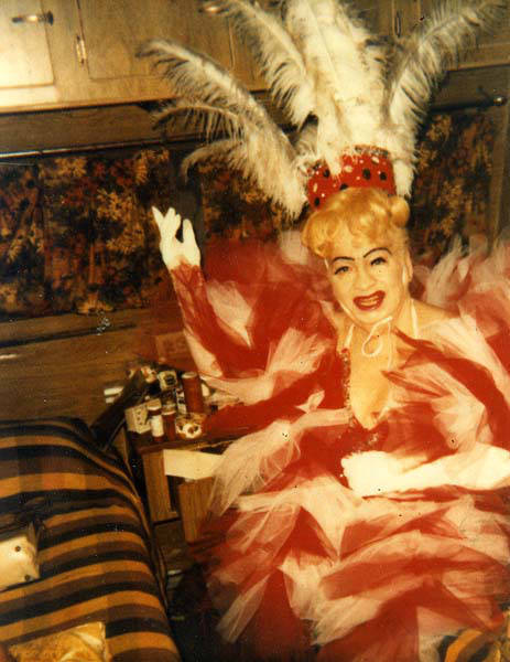 Download the full-sized image of Hotcha Hinton in large feather headpiece