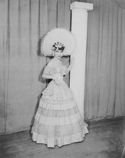 Download the full-sized image of Female impersonator Shuug Au Sing