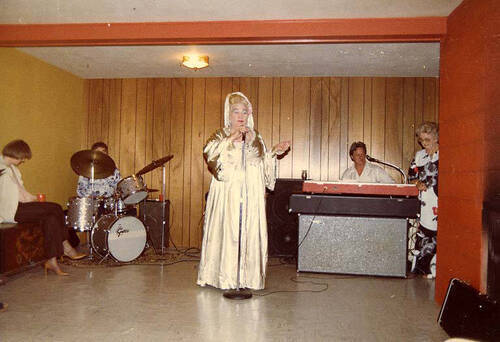 Download the full-sized image of Hotcha Hinton performing with a band