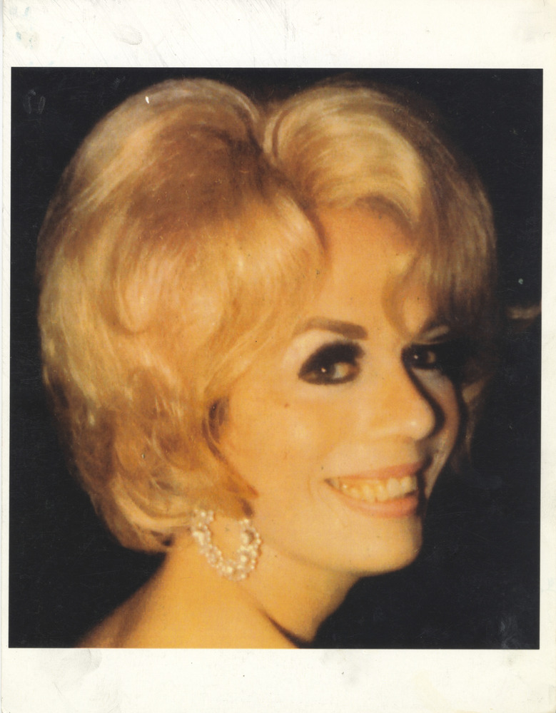 Download the full-sized image of Photo of Vicki Marlane in Blonde Bob