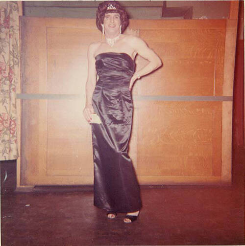 Download the full-sized image of Unknown femme in long black satin strapless dress