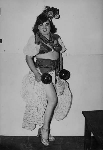 Download the full-sized image of Hotcha Hinton posing with maracas