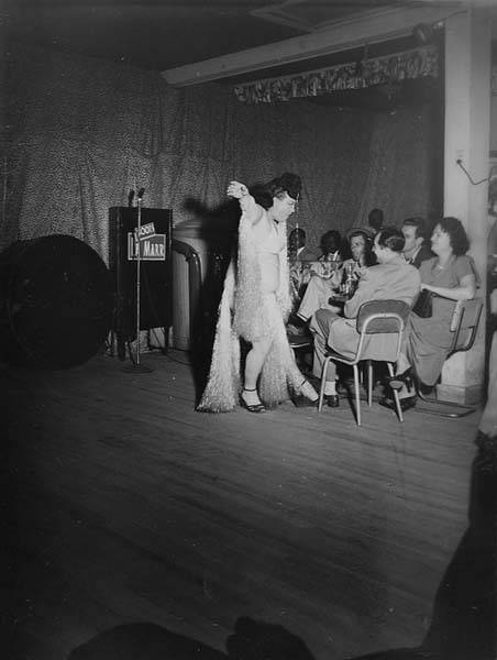 Download the full-sized image of Hotcha Hinton performing