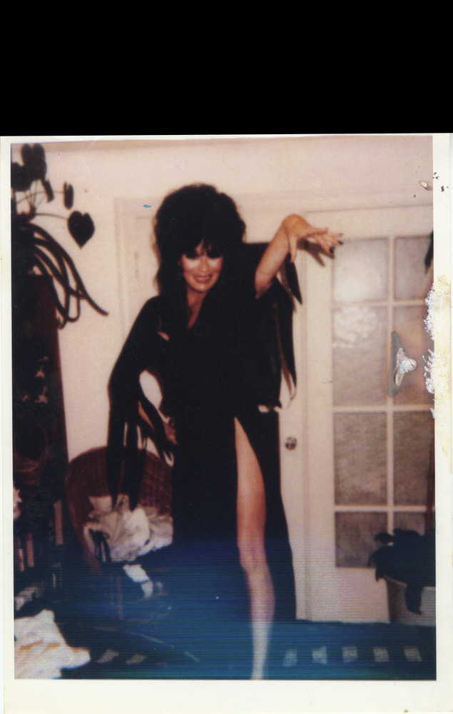 Download the full-sized image of Photo of Unknown Queen in Elvira Costume