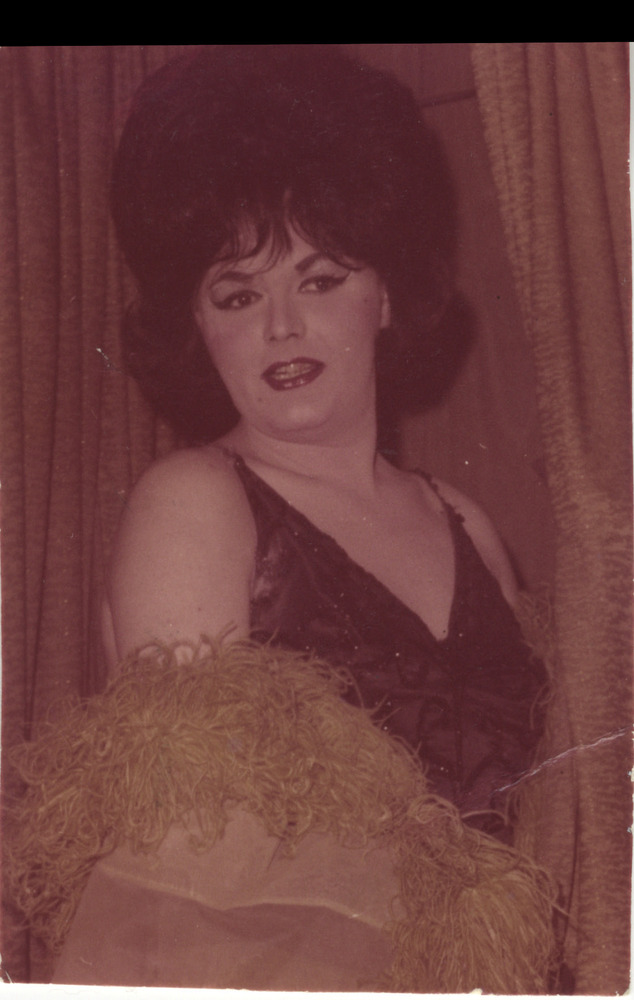 Download the full-sized image of Photo of Unknown Queen with Boa