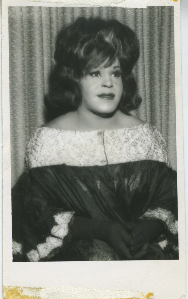 Download the full-sized image of Photo of Unknown Queen with Black Gloves